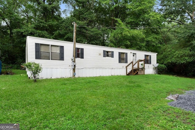 manufactured / mobile home with a front yard