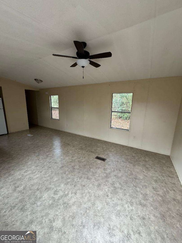 empty room featuring ceiling fan