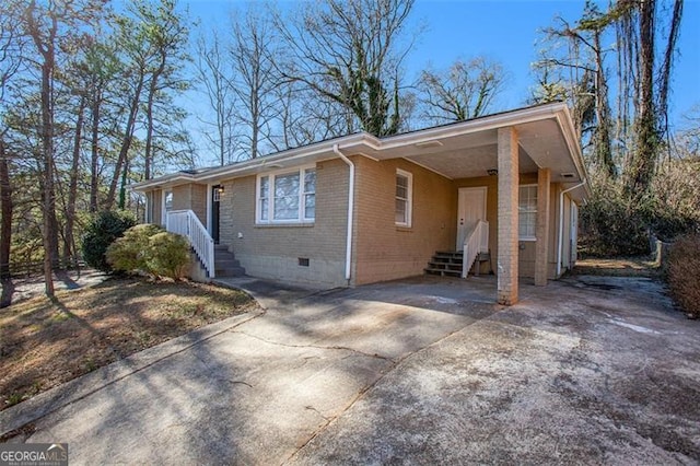 single story home featuring a carport