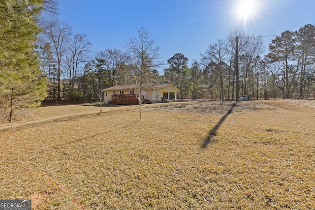 view of front facade featuring a front yard