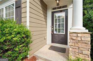 property entrance featuring a porch