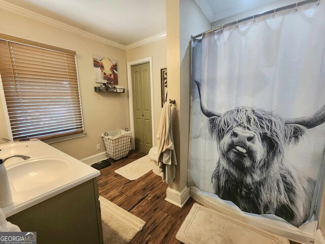 bathroom featuring hardwood / wood-style floors, vanity, curtained shower, and ornamental molding