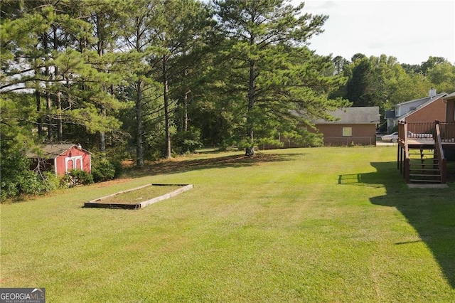 view of yard featuring a storage unit