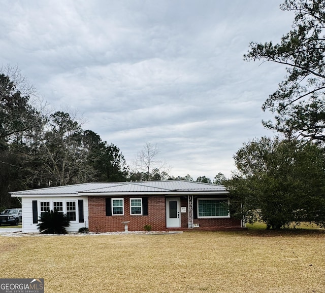 ranch-style house featuring a front lawn