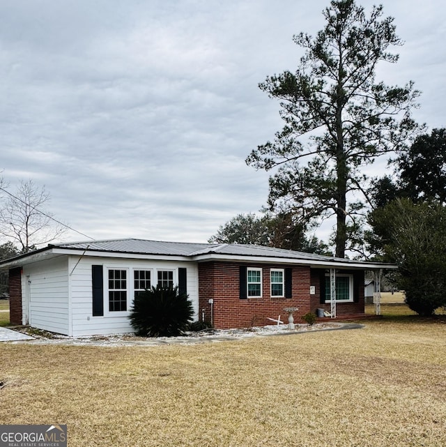 ranch-style house featuring a front yard