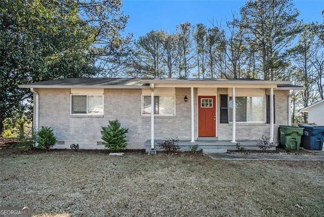 view of front of property with a front lawn