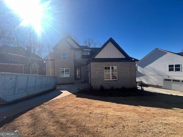 view of front of house featuring a front yard