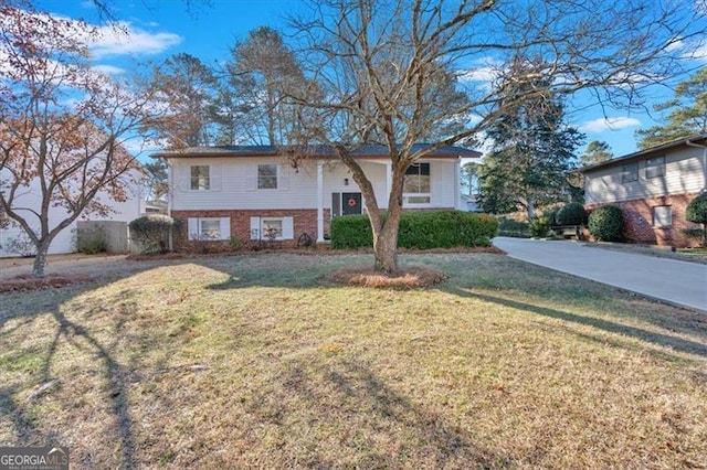 split foyer home with a front yard