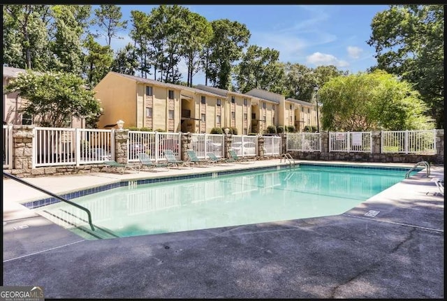 view of swimming pool