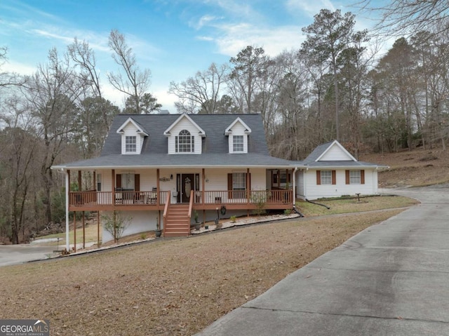 farmhouse featuring a front lawn and a porch