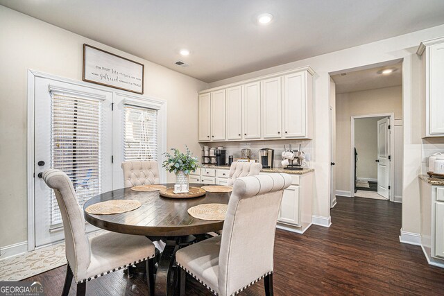 bedroom featuring light colored carpet, a raised ceiling, and ceiling fan