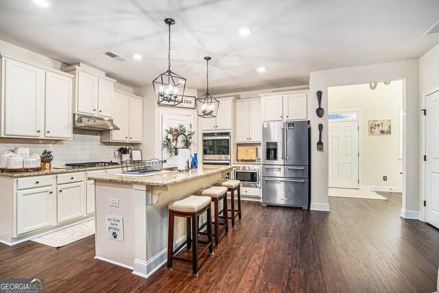 dining room featuring a notable chandelier, ornamental molding, and dark wood-type flooring