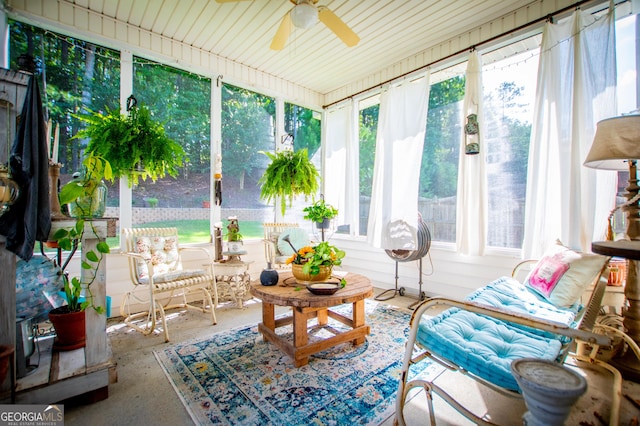 sunroom with ceiling fan