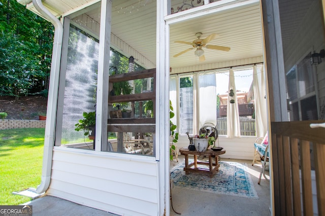 sunroom / solarium featuring ceiling fan