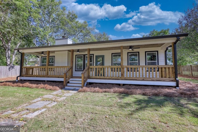 view of front of property featuring a porch and a front lawn