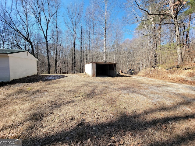 view of yard with an outdoor structure