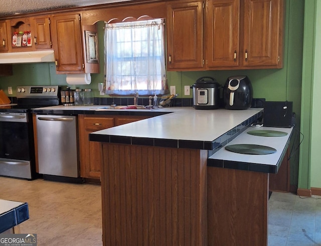 kitchen with dishwasher, range, kitchen peninsula, and sink