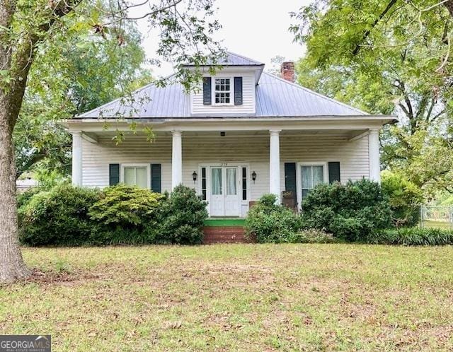 view of front of property with a front lawn