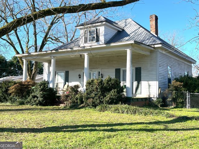 view of front of home with a front lawn