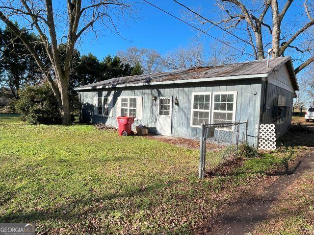 single story home with a front lawn