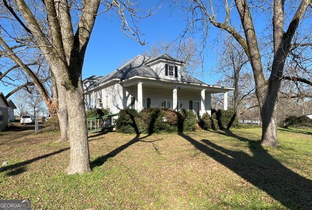 view of front of house with a front lawn