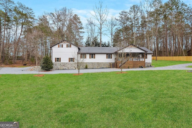 view of front of home featuring a front yard