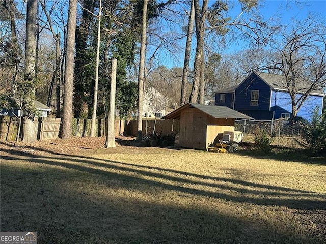 view of yard featuring a storage shed