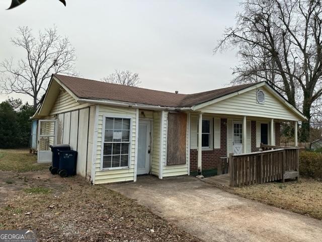 view of front of property with covered porch