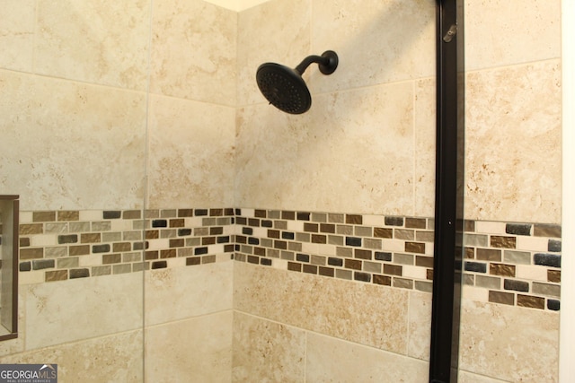 room details featuring tiled shower