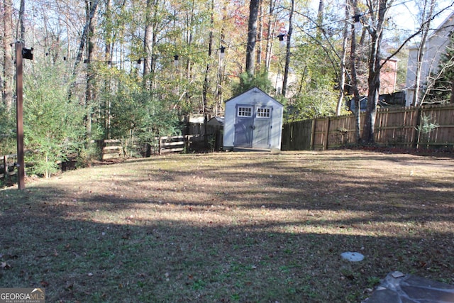 view of yard with a storage unit