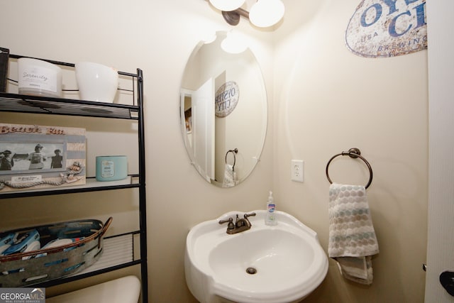 bathroom featuring sink