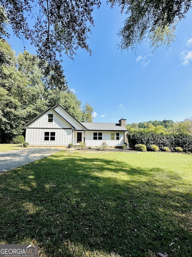 view of front of house with a front lawn