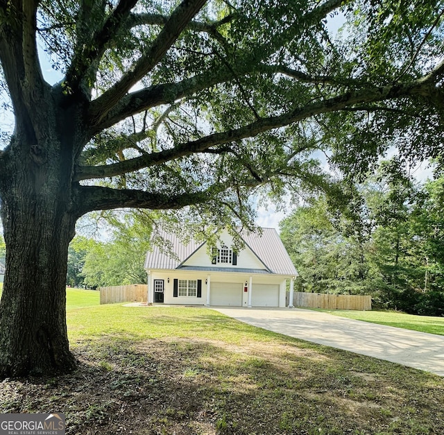 view of front of home featuring a front yard and a garage