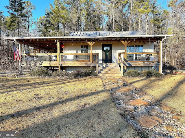 view of front of house with a porch and a front lawn