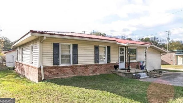 view of front of home with a front yard