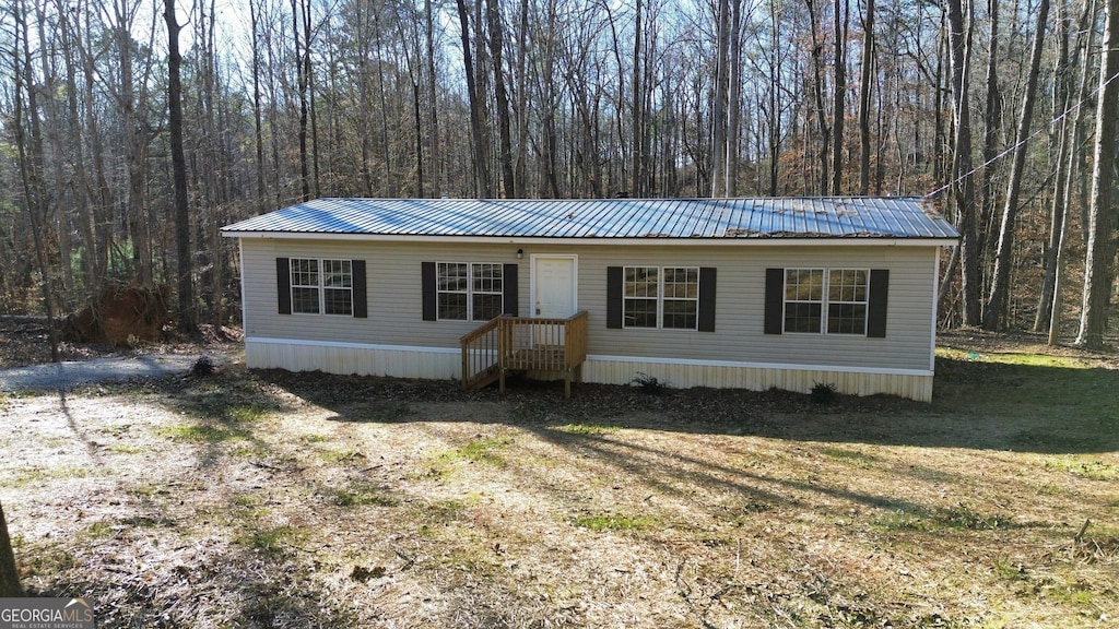 view of front of home featuring a front lawn