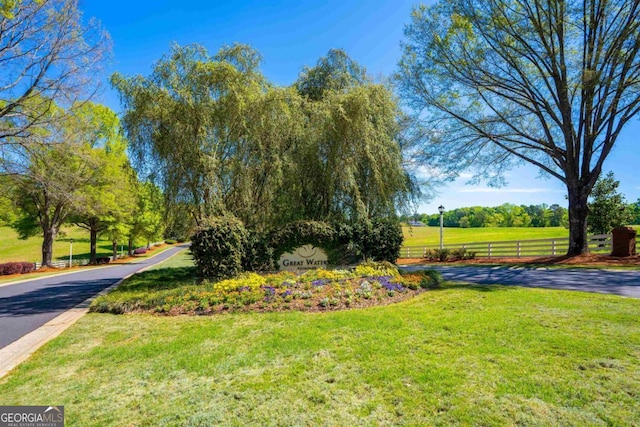 view of property's community featuring a lawn