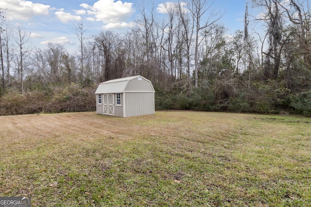 view of yard featuring an outdoor structure and a shed