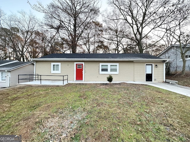 ranch-style house featuring a front yard