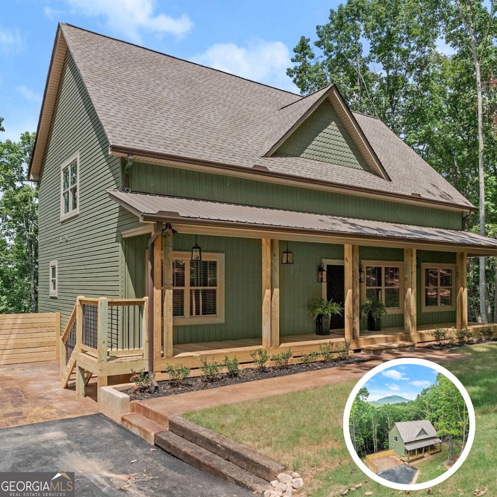 view of front of property featuring a porch