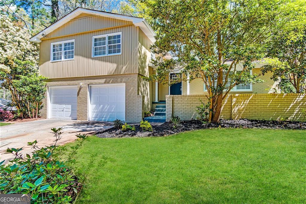 view of front of property featuring a garage and a front yard