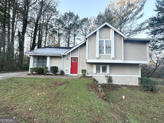 view of front of home with a front lawn