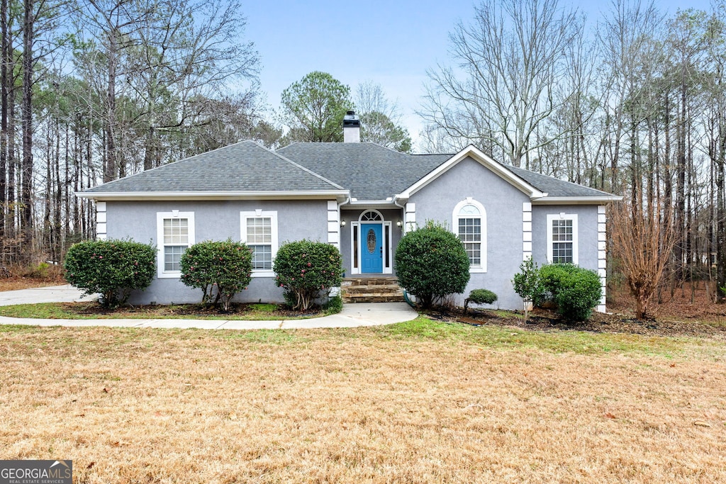 ranch-style home with a front yard