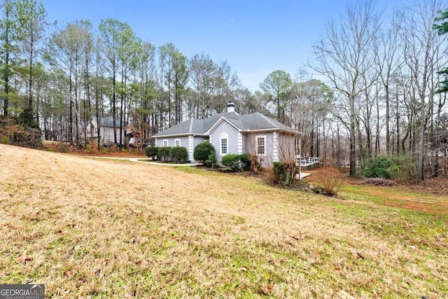 view of front of home featuring a front lawn