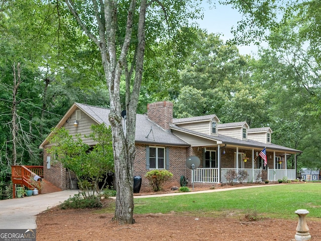 view of front of house with a front yard and covered porch