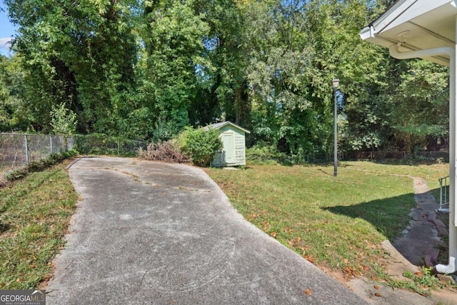 view of yard featuring a storage unit