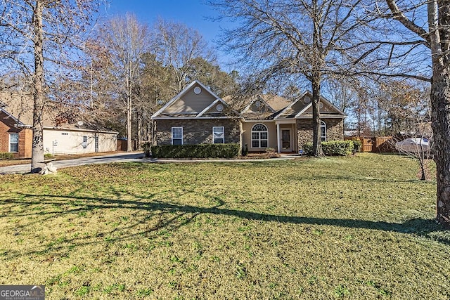 view of front facade featuring a front lawn