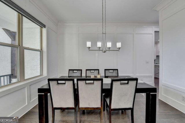 dining room featuring crown molding, dark hardwood / wood-style floors, and a notable chandelier