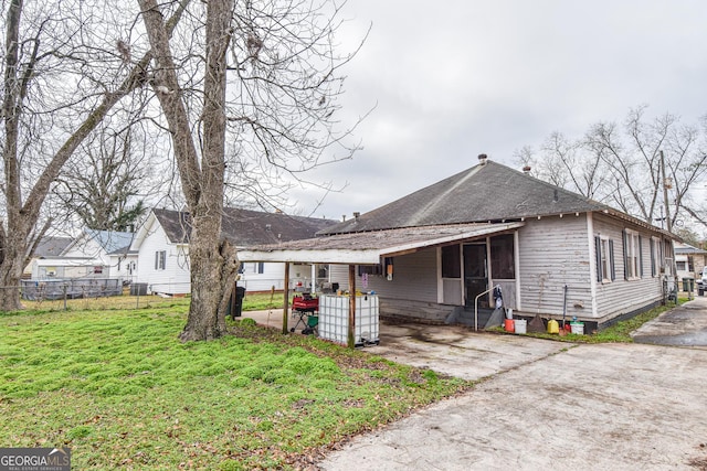 view of front of home with a front lawn and a carport