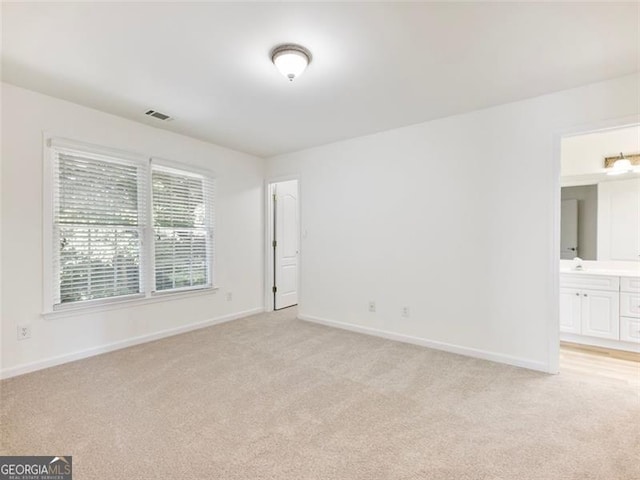 2750 Olde Towne Pkwy, Duluth, GA 30097 - unfurnished bedroom featuring light carpet, baseboards, and ensuite bath